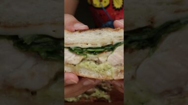 Try this chicken and avocado hummus sandwich 🥪